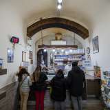 ...ci ritroviamo all�interno di un piccolo ed essenziale locale dominato dal bancone...